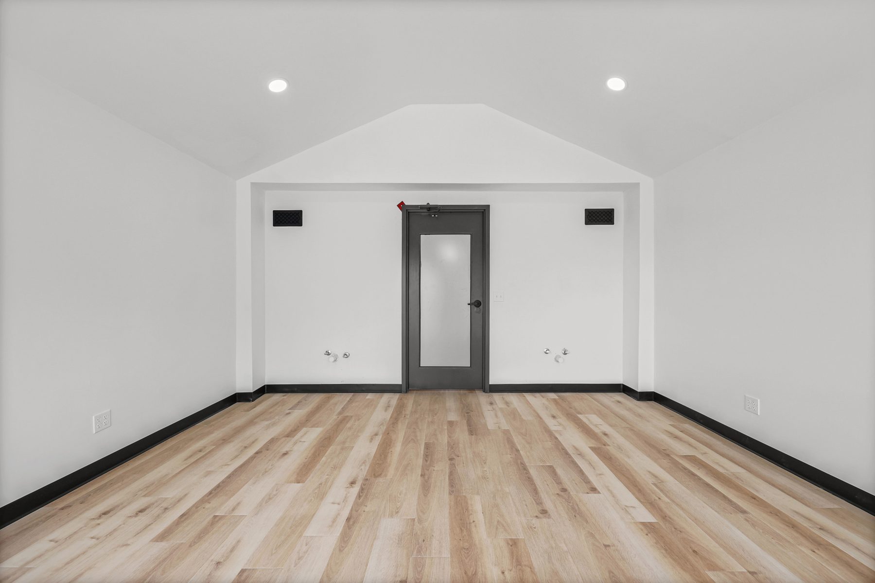 Empty blank-canvas salon suite in St. Charles, Missouri